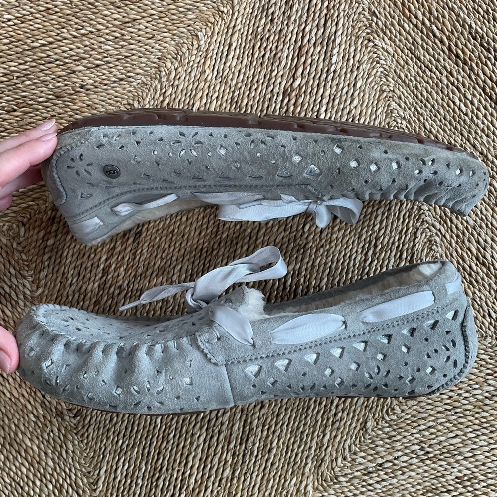 Ugg Australia Dakota Flora Perforated Gray Fur Lined Moccasin Slipper 1011228 10 - Picture 3 of 9